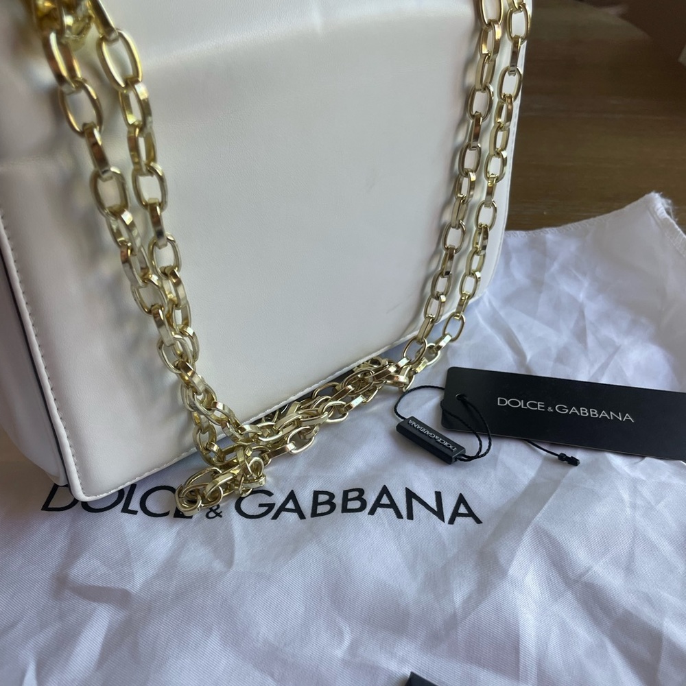 Front flap with hidden magnetic closure • Galvanized vintage gold sliding chain - Picture 3 of 6